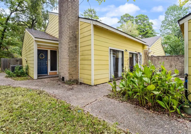 Photo 2 of Townhouse for sale at 24648 Pools Creek Dr, Huntsville, TX 77320 | MLS# 98050483 | Listing updated on 2026-09-01