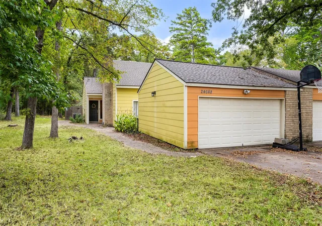 Photo 3 of Townhouse for sale at 24648 Pools Creek Dr, Huntsville, TX 77320 | MLS# 98050483 | Listing updated on 2026-09-01