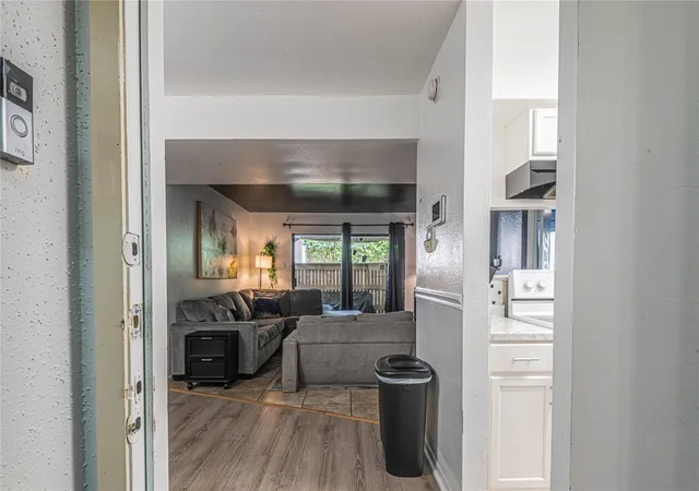 Listing Photo 4 - Condo for sale in building located at 8423 Hearth Dr, Houston, TX 77054 - Unit #4