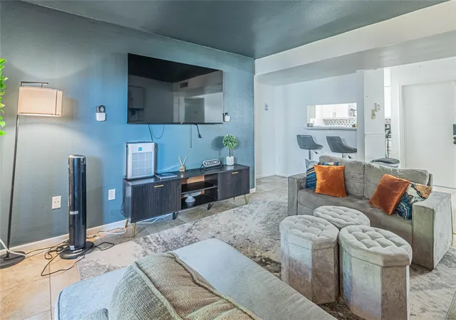 Listing Photo 5 - Condo for sale in building located at 8423 Hearth Dr, Houston, TX 77054 - Unit #4