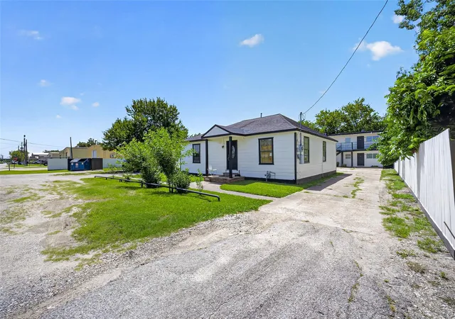 2nd image of 911 Michigan St, South Houston, TX 77587