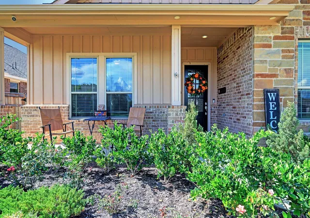 Photo 3 of Single family home for sale at 33002 Woodlake Dr, Fulshear, TX 77441 | MLS# 12200389 | Listing updated on 2026-09-19