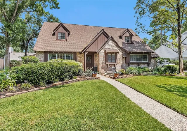 Photo 2 of Sale Pending at 5934 Foresthaven Dr, Houston, TX 77066 | MLS# 17136322 | Listing updated on 2026-09-17