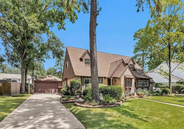 Photo 3 of Sale Pending at 5934 Foresthaven Dr, Houston, TX 77066 | MLS# 17136322 | Listing updated on 2026-09-17