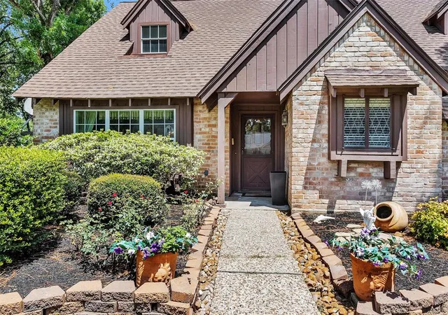Photo 3 of Sale Pending at 5934 Foresthaven Dr, Houston, TX 77066 | MLS# 17136322 | Listing updated on 2026-09-17