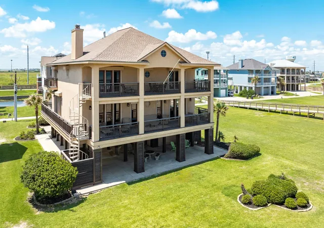 Photo 2 of Single family home for sale at 9 Blue Heron Dr, Galveston, TX 77554 | MLS# 74913038 | Listing updated on 2026-05-12