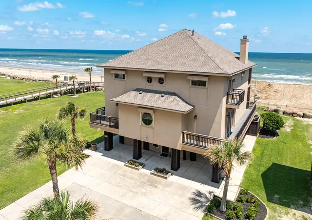 Photo 3 of Single family home for sale at 9 Blue Heron Dr, Galveston, TX 77554 | MLS# 74913038 | Listing updated on 2026-05-12