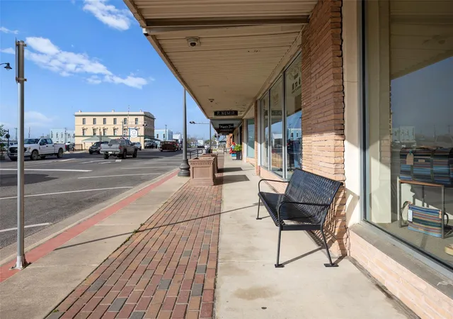 Listing Photo 2 - Condo for sale in building located at 706 Universal St, Navasota, TX 77868 - Unit #