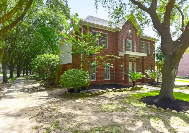 Photo 2 of Single family home for sale at 13903 Viewfield Ct, Houston, TX 77059 | MLS# 32720409 | Listing updated on 2026-09-10
