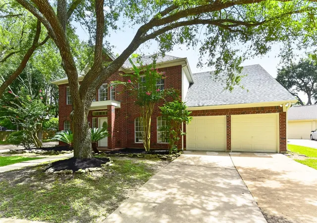 Photo 3 of Single family home for sale at 13903 Viewfield Ct, Houston, TX 77059 | MLS# 32720409 | Listing updated on 2026-09-10