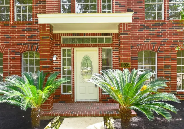 Photo 3 of Single family home for sale at 13903 Viewfield Ct, Houston, TX 77059 | MLS# 32720409 | Listing updated on 2026-09-10