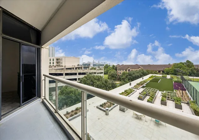 2nd image of 1701 Hermann Dr, Houston, TX 77004