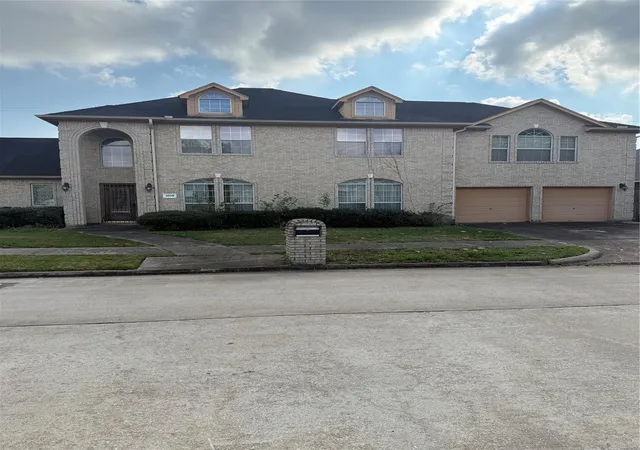 Photo 3 of Sale Pending at 4030 Glen Cvs Dr, Houston, TX 77021 | MLS# 31938379 | Listing updated on 2026-09-05