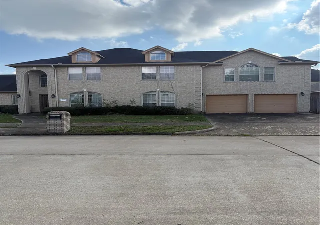 Photo 3 of Sale Pending at 4030 Glen Cvs Dr, Houston, TX 77021 | MLS# 31938379 | Listing updated on 2026-09-05