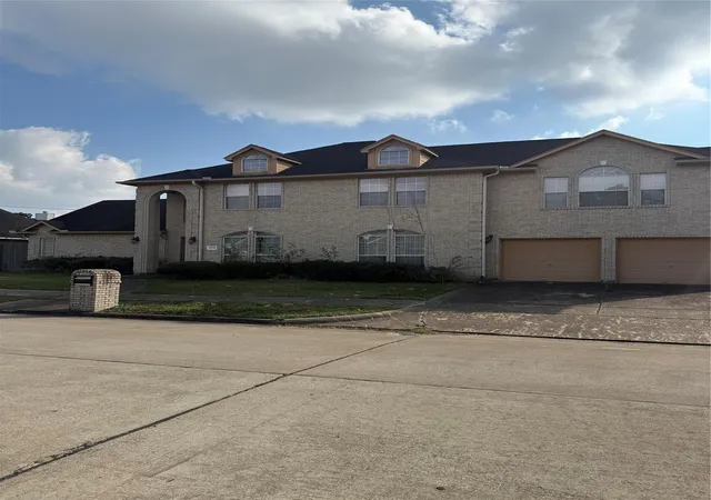 Photo 4 of Sale Pending at 4030 Glen Cvs Dr, Houston, TX 77021 | MLS# 31938379 | Listing updated on 2026-09-05