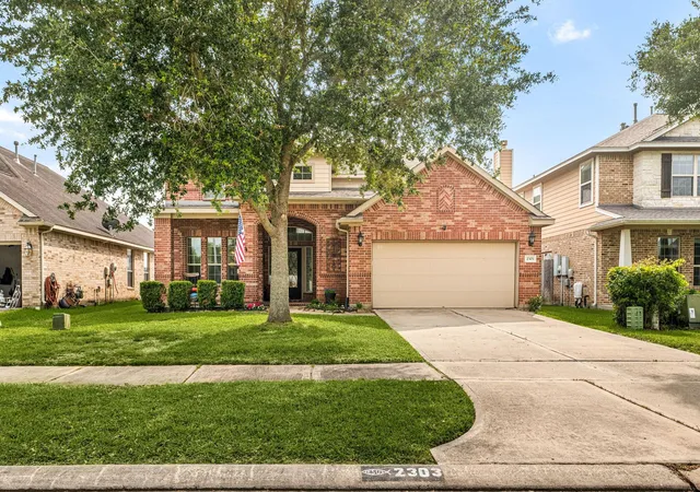 Photo 3 of Sale Pending at 2303 Crescent Water, Rosenberg, TX 77471 | MLS# 8641321 | Listing updated on 2026-08-17