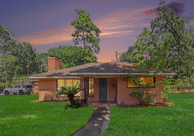 Photo 1 of Single family home for sale at 110 S Woodsway St W, Conroe, TX 77301 | MLS# 95382612 | Listing updated on 2026-09-19