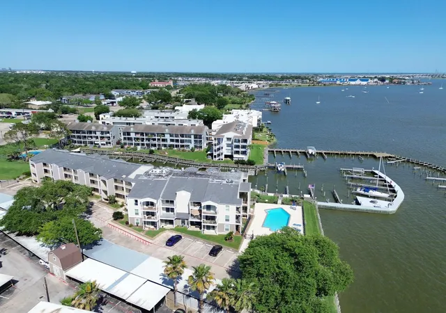 Listing Photo 4 - Condo for sale in building located at 205 Yacht Clb Ln, Seabrook, TX 77586 - Unit #205