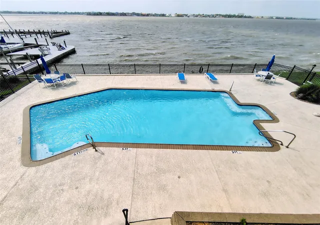 Listing Photo 5 - Condo for sale in building located at 205 Yacht Clb Ln, Seabrook, TX 77586 - Unit #205