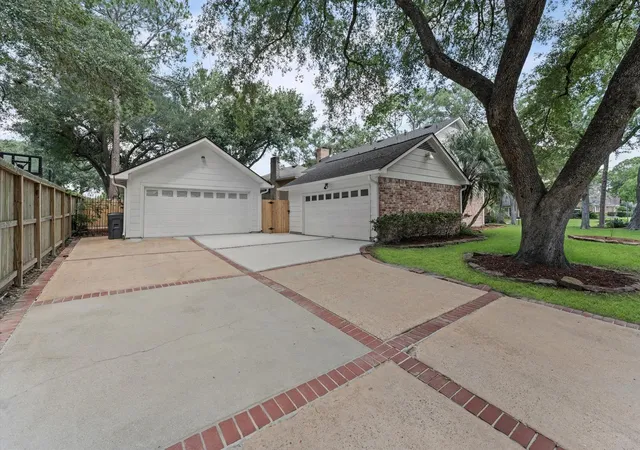 Photo 4 of Sale Pending at 3030 Broadmoor Dr, Sugar Land, TX 77478 | MLS# 59766010 | Listing updated on 2026-10-10