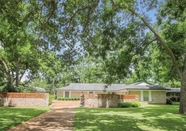 1st image of 536 Oak Dr, Lake Jackson, TX 77566 | MLS# 13762266