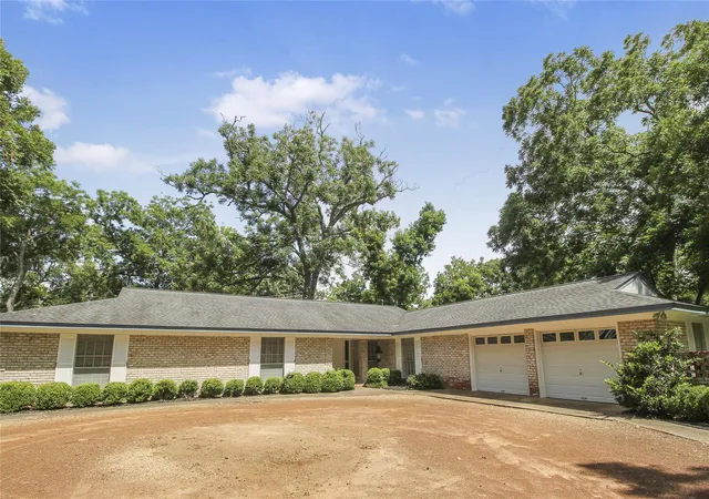 2nd image of 536 Oak Dr, Lake Jackson, TX 77566 | MLS# 13762266