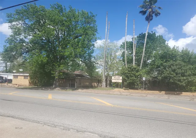 3rd image of 708 N Velasco St, Angleton, TX 77515
