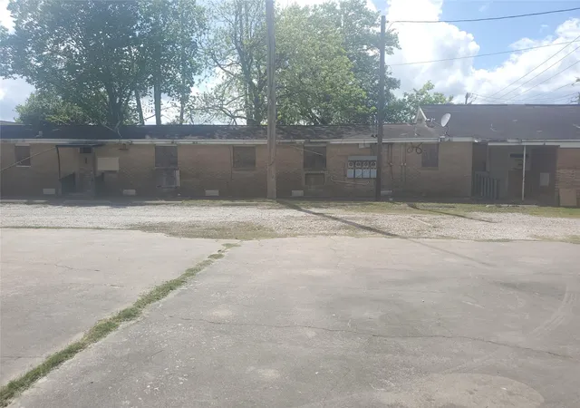 5th image of 708 N Velasco St, Angleton, TX 77515