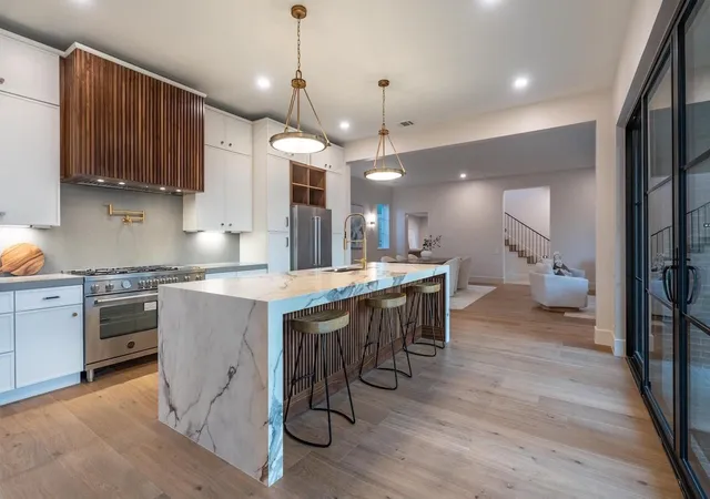 Photo 3 of Sale Pending at 309 Ave Of Oaks St, Houston, TX 77009 | MLS# 70054046 | Listing updated on 2026-09-10