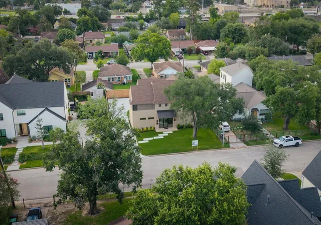 Photo 3 of Sale Pending at 309 Ave Of Oaks St, Houston, TX 77009 | MLS# 70054046 | Listing updated on 2026-09-10