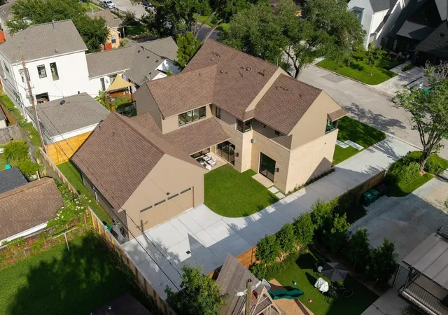 Photo 4 of Sale Pending at 309 Ave Of Oaks St, Houston, TX 77009 | MLS# 70054046 | Listing updated on 2026-09-10