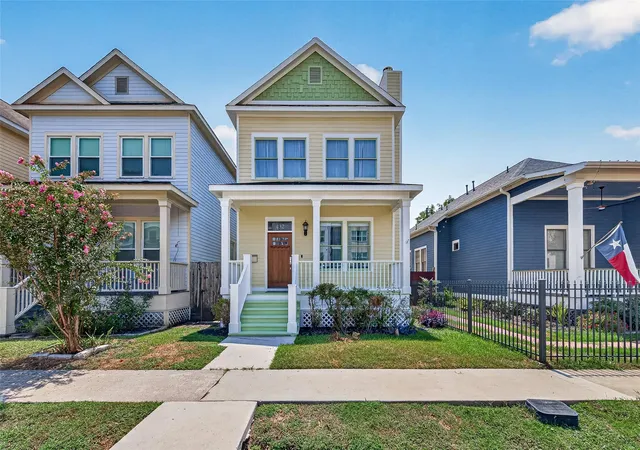 Photo 1 of Sale Pending at 432 W 25th St, Houston, TX 77008 | MLS# 4041107 | Listing updated on 2026-09-17