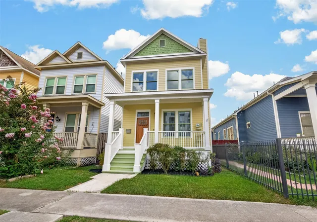 Photo 2 of Sale Pending at 432 W 25th St, Houston, TX 77008 | MLS# 4041107 | Listing updated on 2026-09-17