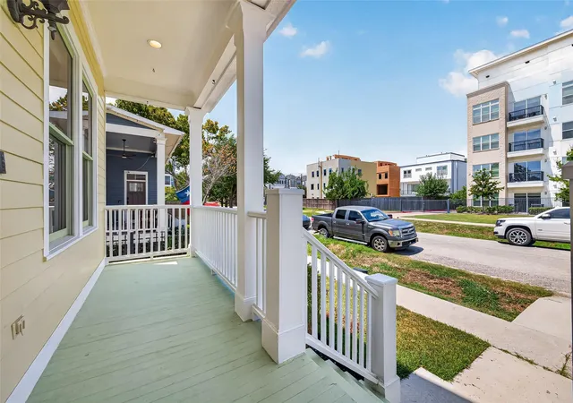 Photo 3 of Sale Pending at 432 W 25th St, Houston, TX 77008 | MLS# 4041107 | Listing updated on 2026-09-17
