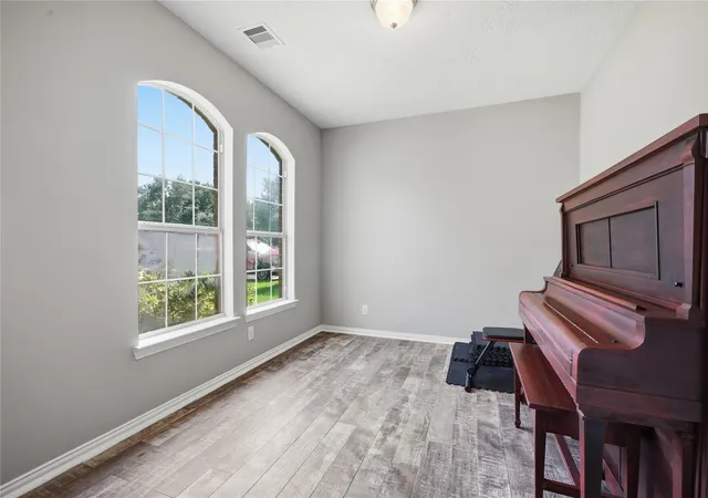 Photo 3 of Sale Pending at 9114 Creekside Ct, Hitchcock, TX 77563 | MLS# 70811085 | Listing updated on 2026-10-09