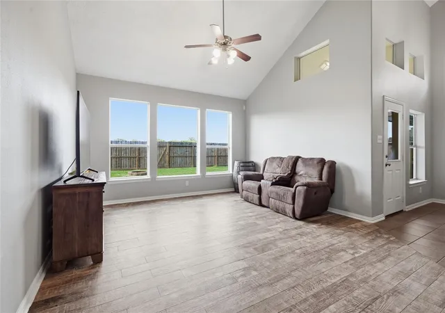 Photo 4 of Sale Pending at 9114 Creekside Ct, Hitchcock, TX 77563 | MLS# 70811085 | Listing updated on 2026-10-09