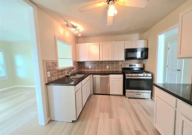 Photo 3 of Single family home for sale at 118 Whiting St, Galveston, TX 77550 | MLS# 52587455 | Listing updated on 2026-10-03