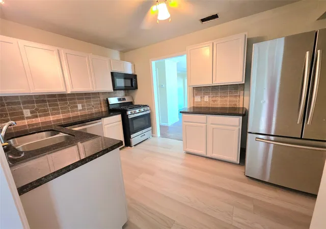Photo 4 of Single family home for sale at 118 Whiting St, Galveston, TX 77550 | MLS# 52587455 | Listing updated on 2026-10-03