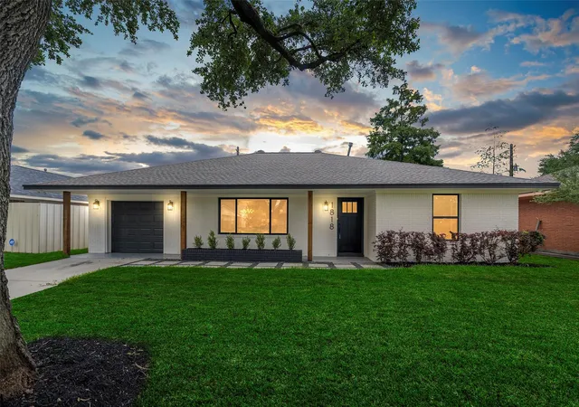 image of 1818 Watercrest Dr, Houston, TX 77008 | MLS# 56730890