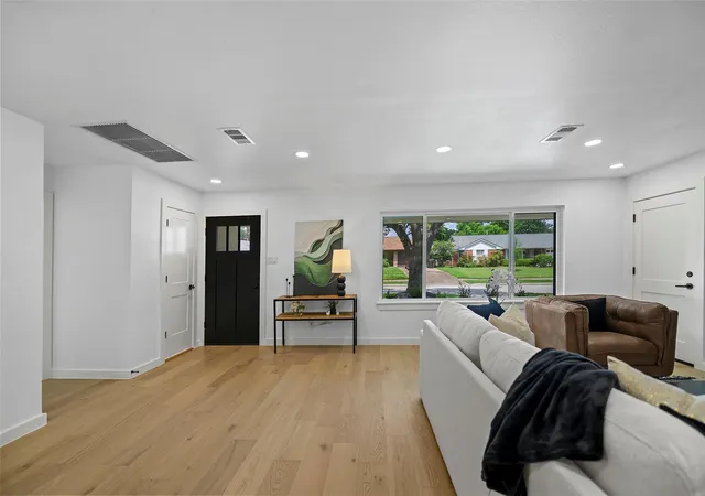 image of 1818 Watercrest Dr, Houston, TX 77008 | MLS# 56730890