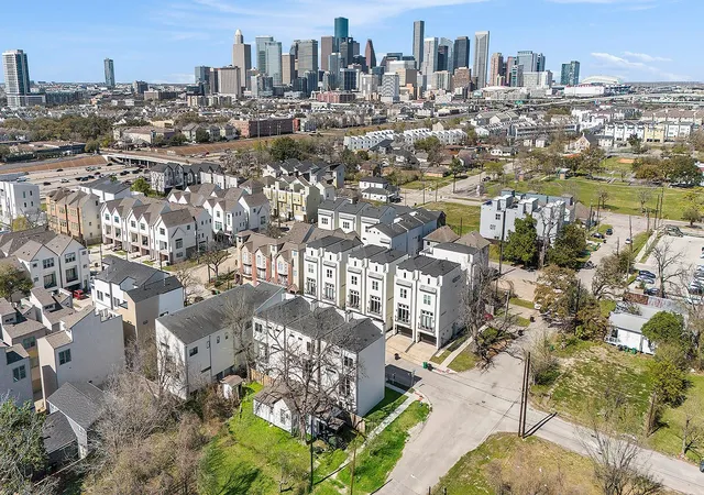 33rd image of 2216 Francis St, Houston, TX 77004 | MLS# 77174893
