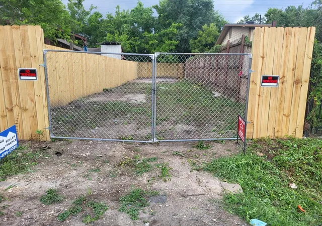 Photo 1 of Sale Pending at 629 E 37th Street, Houston, TX 77022 | MLS# 81985356 | Listing updated on 2026-10-06