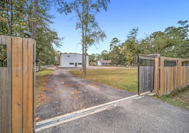 Photo 3 of Single family home for sale at 10894 Los Cabos Dr, Conroe, TX 77306 | MLS# 90424660 | Listing updated on 2026-07-28