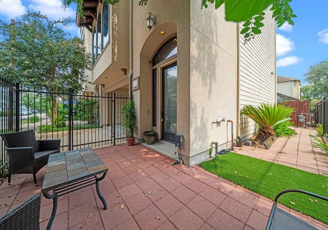 3rd image of 1510 Reinerman St, Houston, TX 77007 | MLS# 54832263