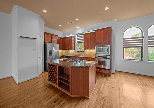 4th image of 1510 Reinerman St, Houston, TX 77007 | MLS# 54832263