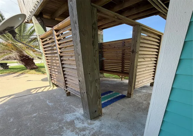 Photo 4 of Single family home for sale at 980 S Stingaree Dr, Port Bolivar, TX 77650 | MLS# 71050477 | Listing updated on 2026-09-24