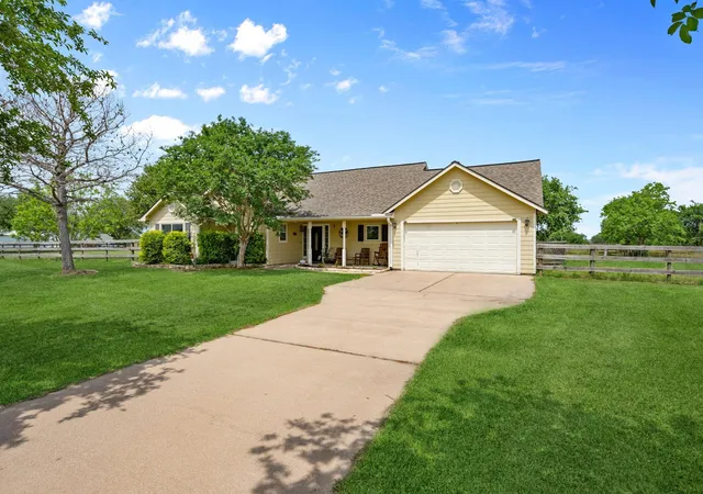 Photo 2 of Sale Pending at 1945 Settlers Way Dr, Sealy, TX 77474 | MLS# 81595696 | Listing updated on 2026-09-08