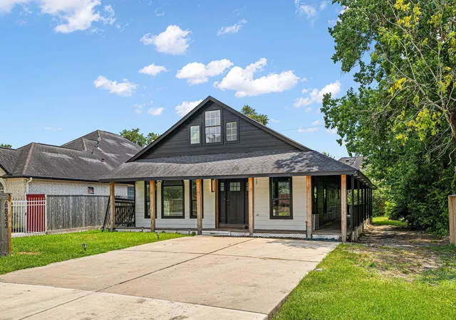 Photo 2 of Single family home for sale at 6833 Stone Hvn Way, Houston, TX 77085 | MLS# 57033034 | Listing updated on 2026-09-12
