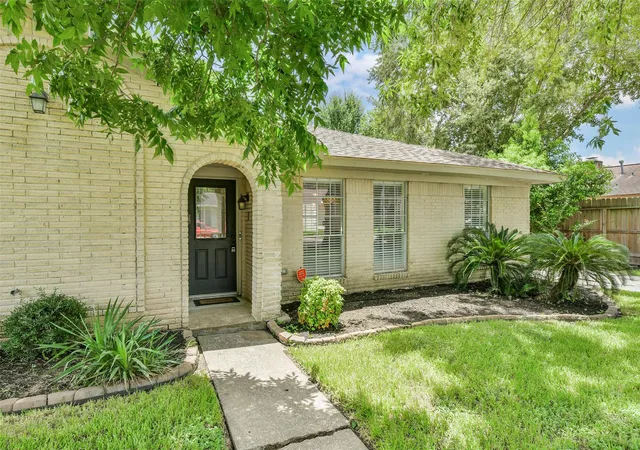 Photo 2 of Single family home for sale at 11314 Sageview Dr, Houston, TX 77089 | MLS# 25630946 | Listing updated on 2026-08-31