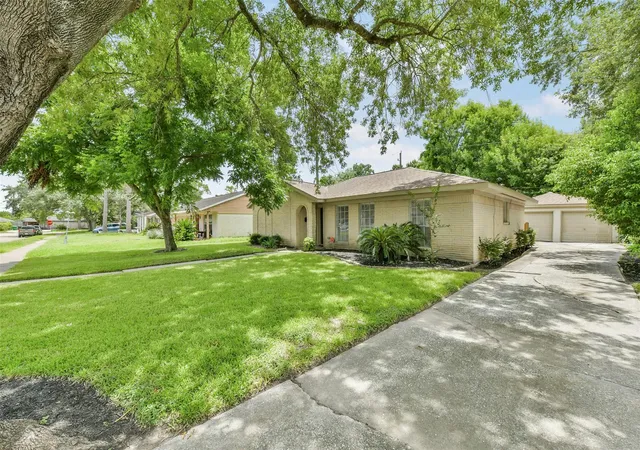 Photo 3 of Single family home for sale at 11314 Sageview Dr, Houston, TX 77089 | MLS# 25630946 | Listing updated on 2026-08-31